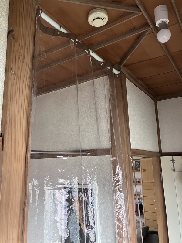 床までぴったり収まった透明カーテン
