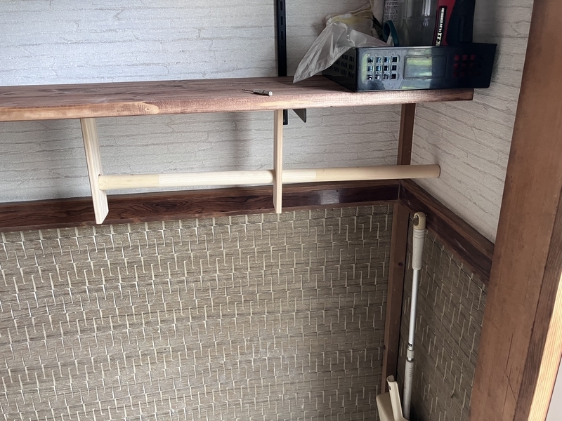 下足棚に取り付けた傘掛けバー