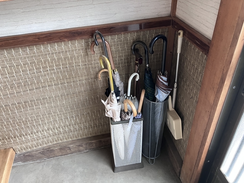 傘立てにギッシリの傘
