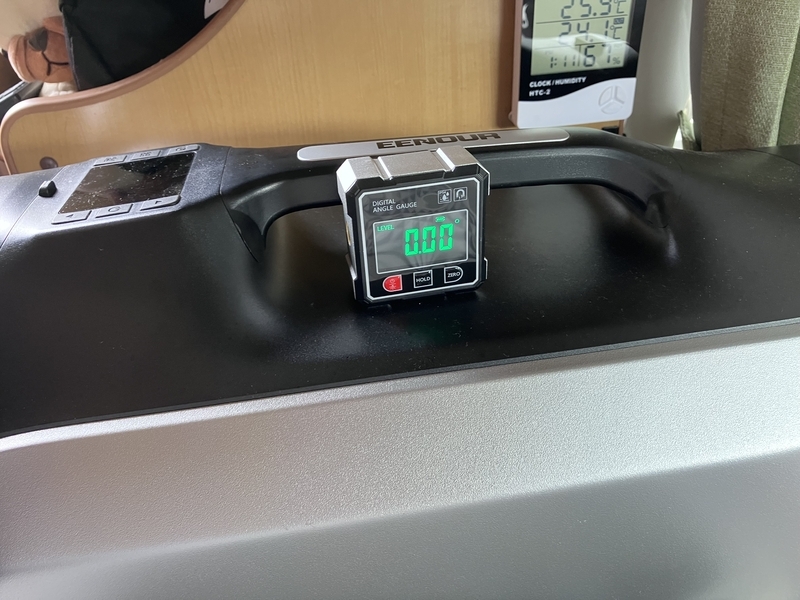 EENOUR PA800の背中に置いた水平器
