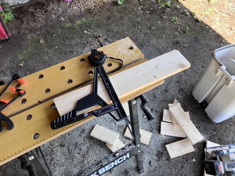 丸ノコガイド定規を使って1x4材をカット