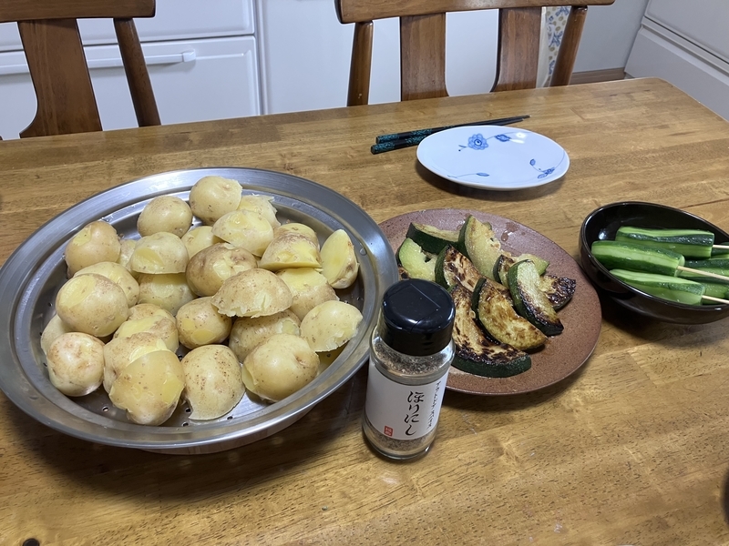 ほりにしをかけた蒸しジャガイモ