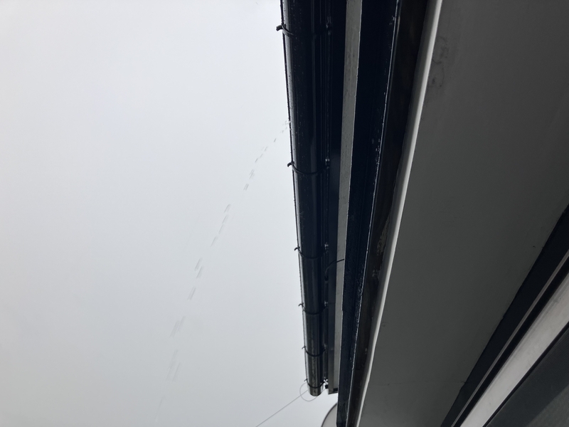 雨水を強烈に弾いている塗りたての屋根