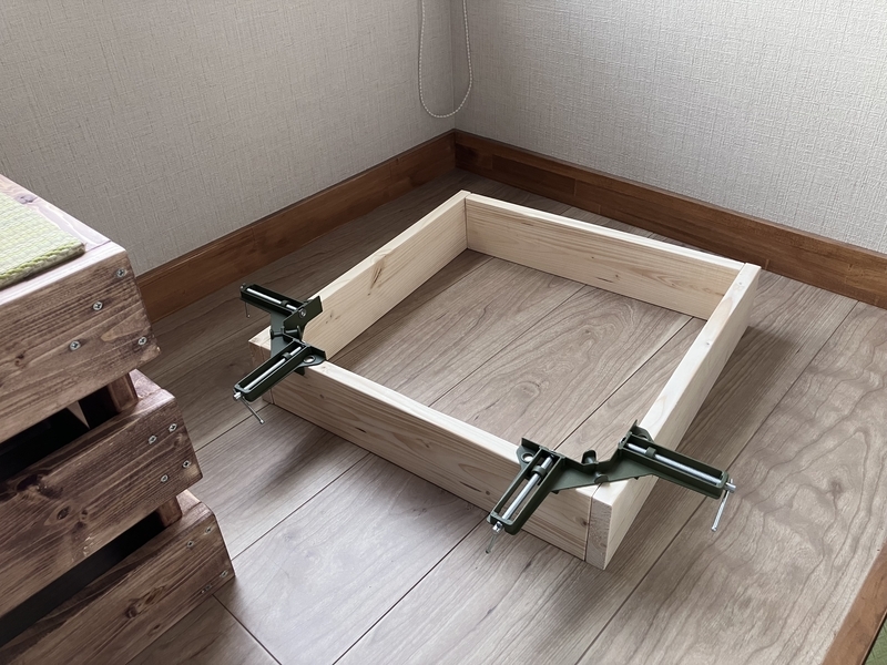 床にしっかり接している下枠
