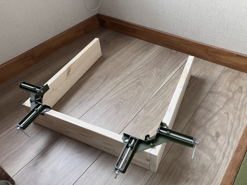 クランプで直角を出している様子