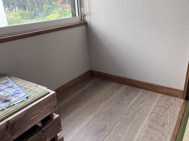設置する床の上で下枠を組む