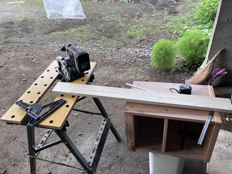 アイリスオーヤマの丸ノコでカット作業