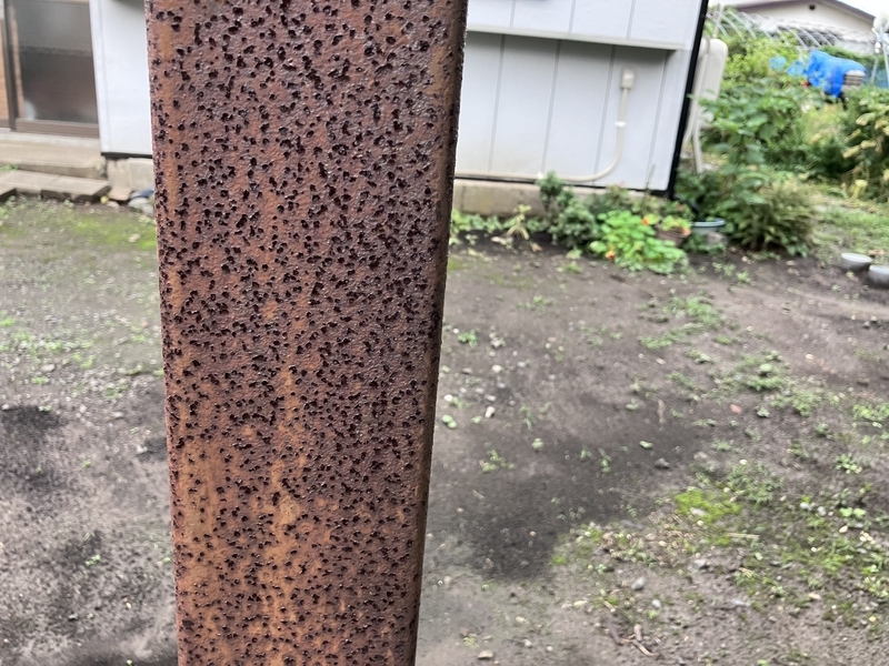 年季の入った物置の錆びた鉄柱