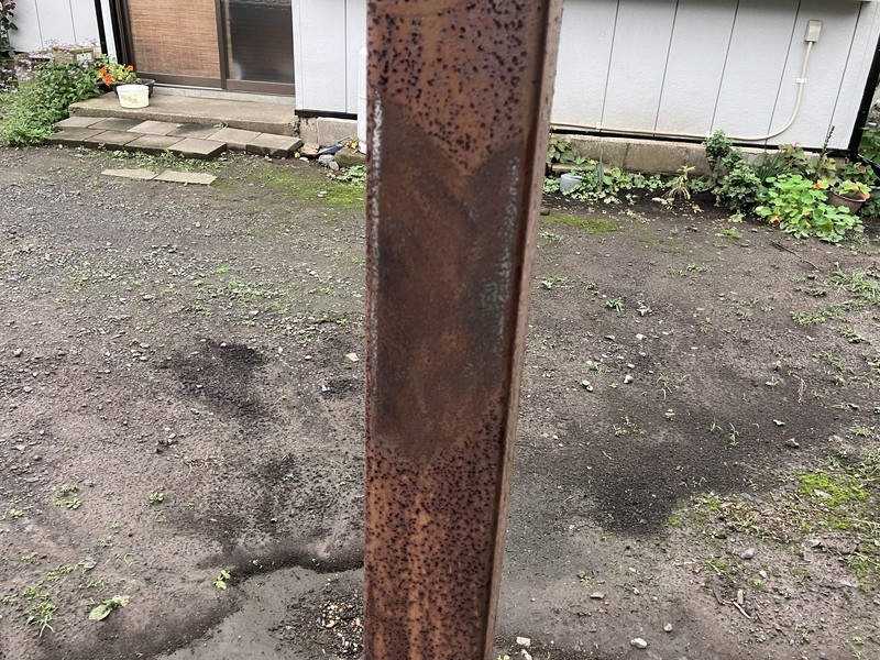 5分間グラインダーをかけてピカピカになった鉄柱