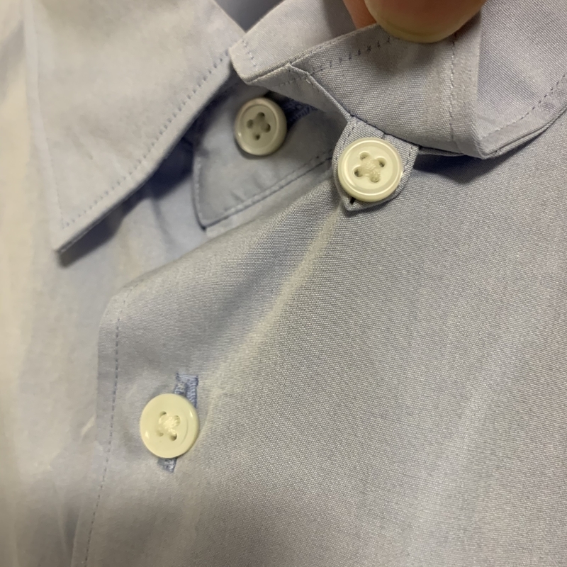 襟の裏に隠されたボタンダウン