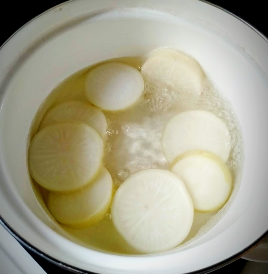 大根を1センチに輪切りして煮た