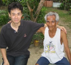 「ベテラン」と肩を組む藤野さん