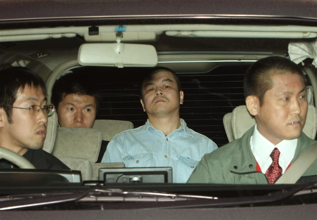 麹町警察署を出る小泉毅容疑者＝11月23日午前4時4分、東京都千代田区の