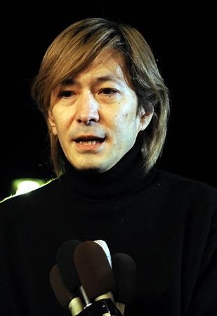 大阪置所から保釈される小室哲哉被告。一言だけ謝罪し拘置所を去った