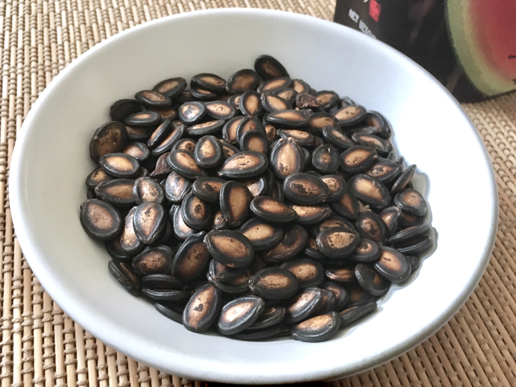 スイカの種って食べられるのね 台湾風おつまみナッツ 醤油瓜子 食べてみた エモエモ探検隊