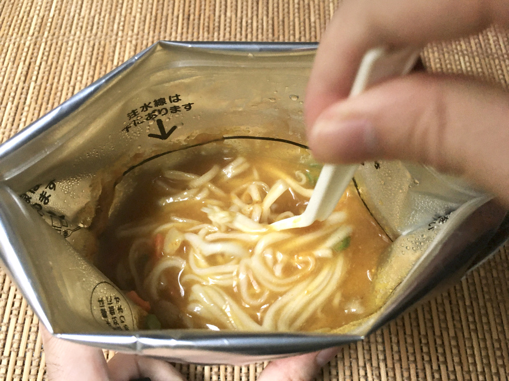 食器不要】お湯だけあればOKな尾西食品の非常食「米粉でつくったカレー