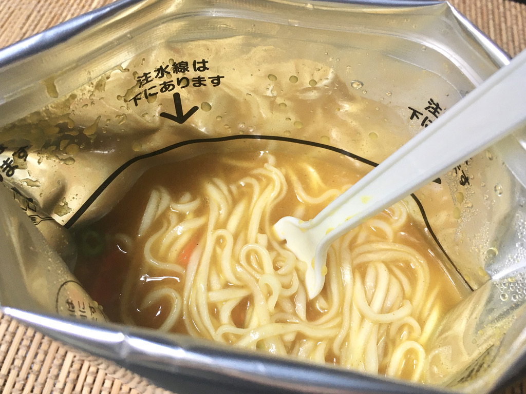 食器不要】お湯だけあればOKな尾西食品の非常食「米粉でつくったカレー