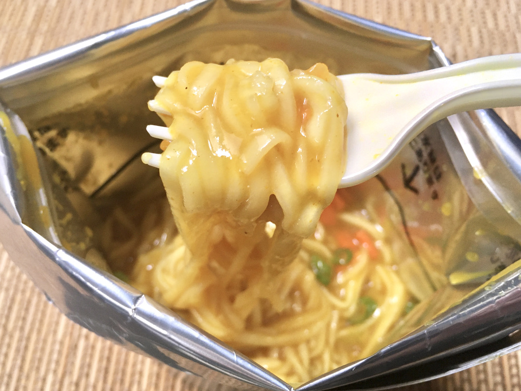 食器不要】お湯だけあればOKな尾西食品の非常食「米粉でつくったカレー