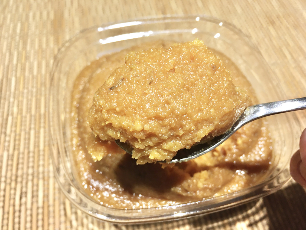 「高級合せ味噌」をすくったところ