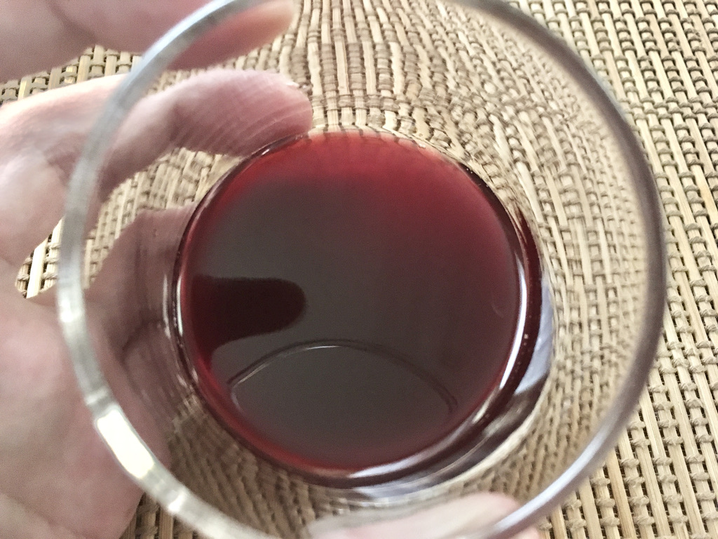 グラスに注いだチチャモラーダ