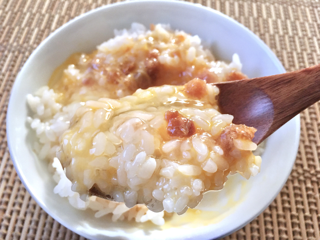 卵かけご飯を食べようとしているところ