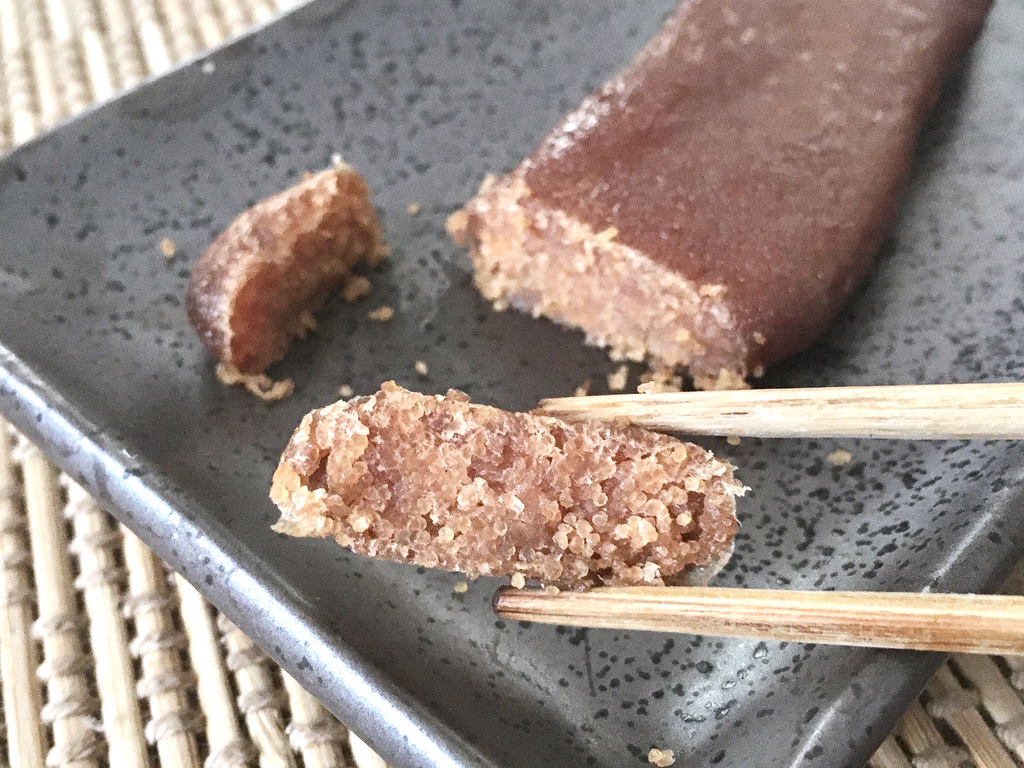 箸で食べようとしているところ