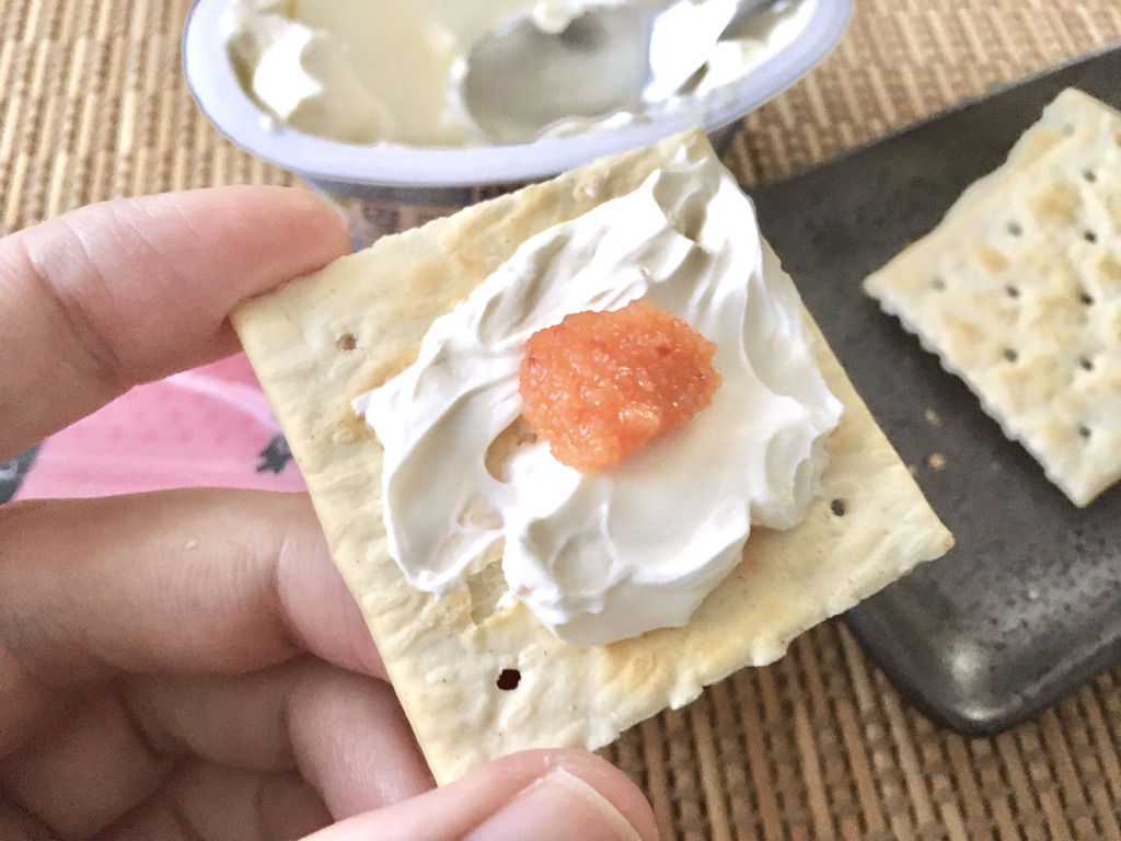 クリームチーズのせクラッカーと「めんたいチューブ」