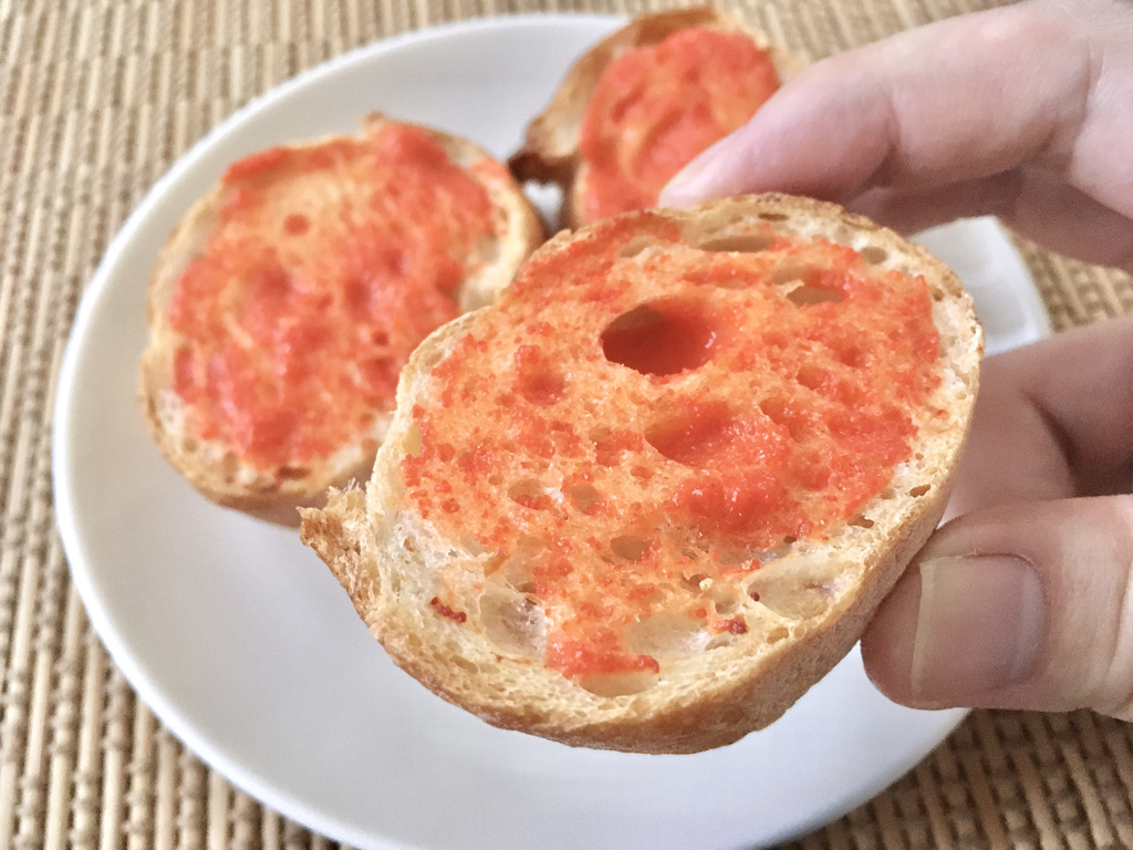 「めんたいチューブ めんたいフランス」を食べようとしているところ