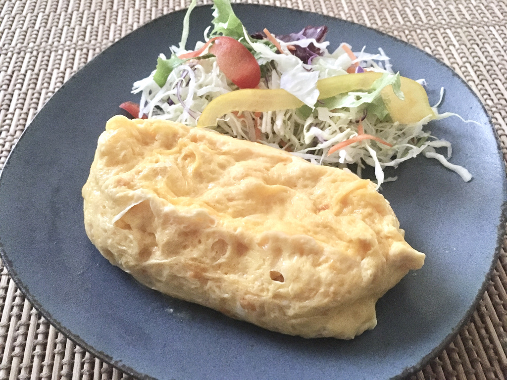 お皿に盛った「レンジでできるふわたまオムレツ 4種チーズ入り」