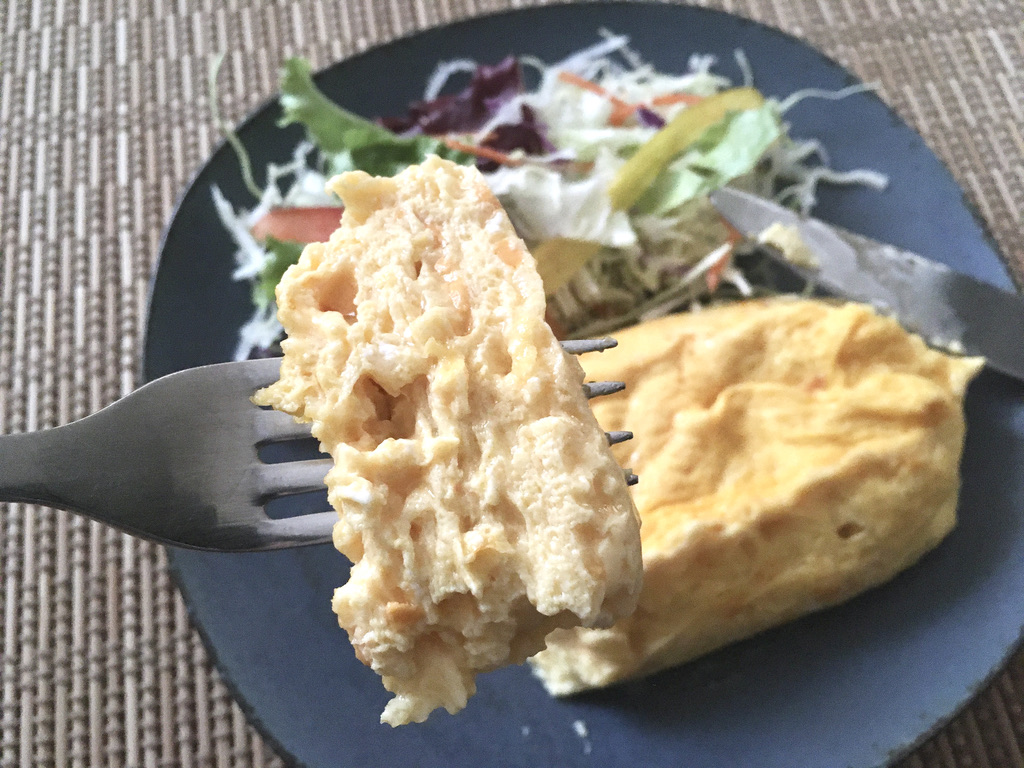 「レンジでできるふわたまオムレツ 4種チーズ入り」を食べようとしているところ