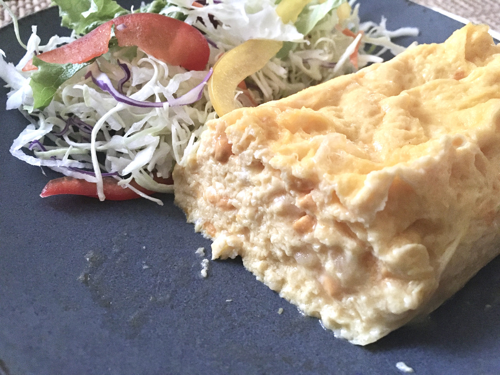 「レンジでできるふわたまオムレツ 4種チーズ入り」の断面