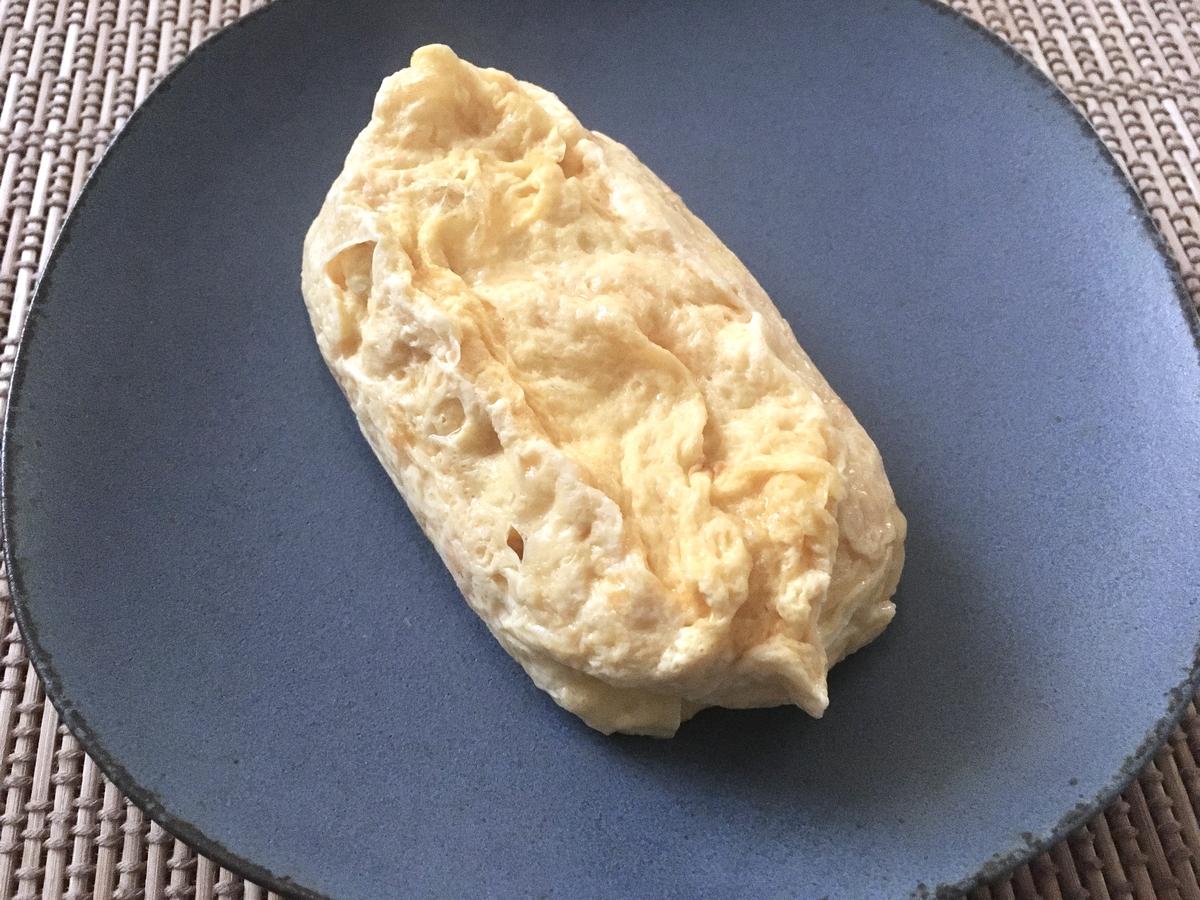 出来上がった「レンジでできるふわたまオムレツ 4種チーズ入り」