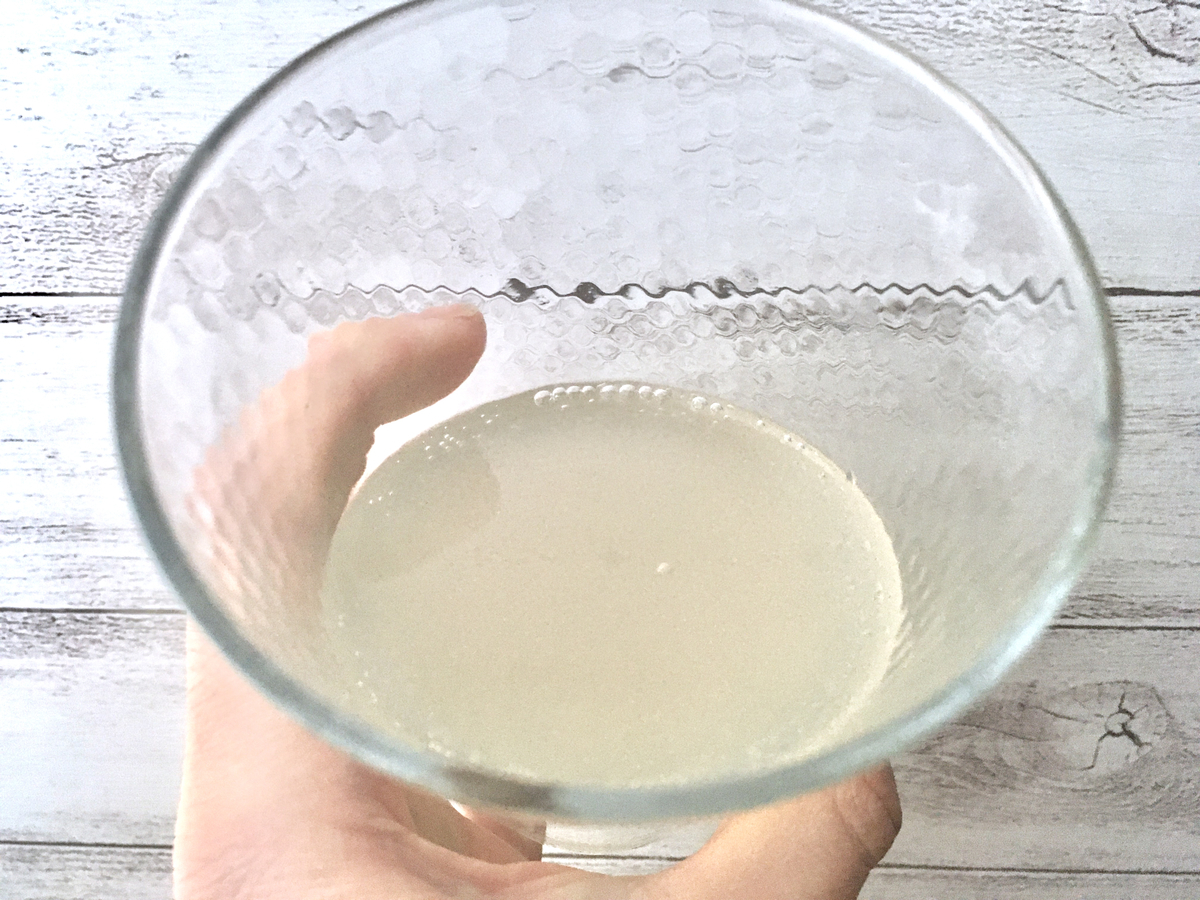 「Vivit's（ヴィヴィッツ） 京ゆず Mix Soda」を飲もうとしているところ