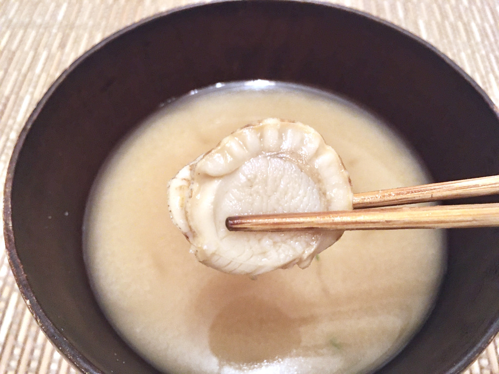 「ほたてみそ汁」の肉厚ホタテ