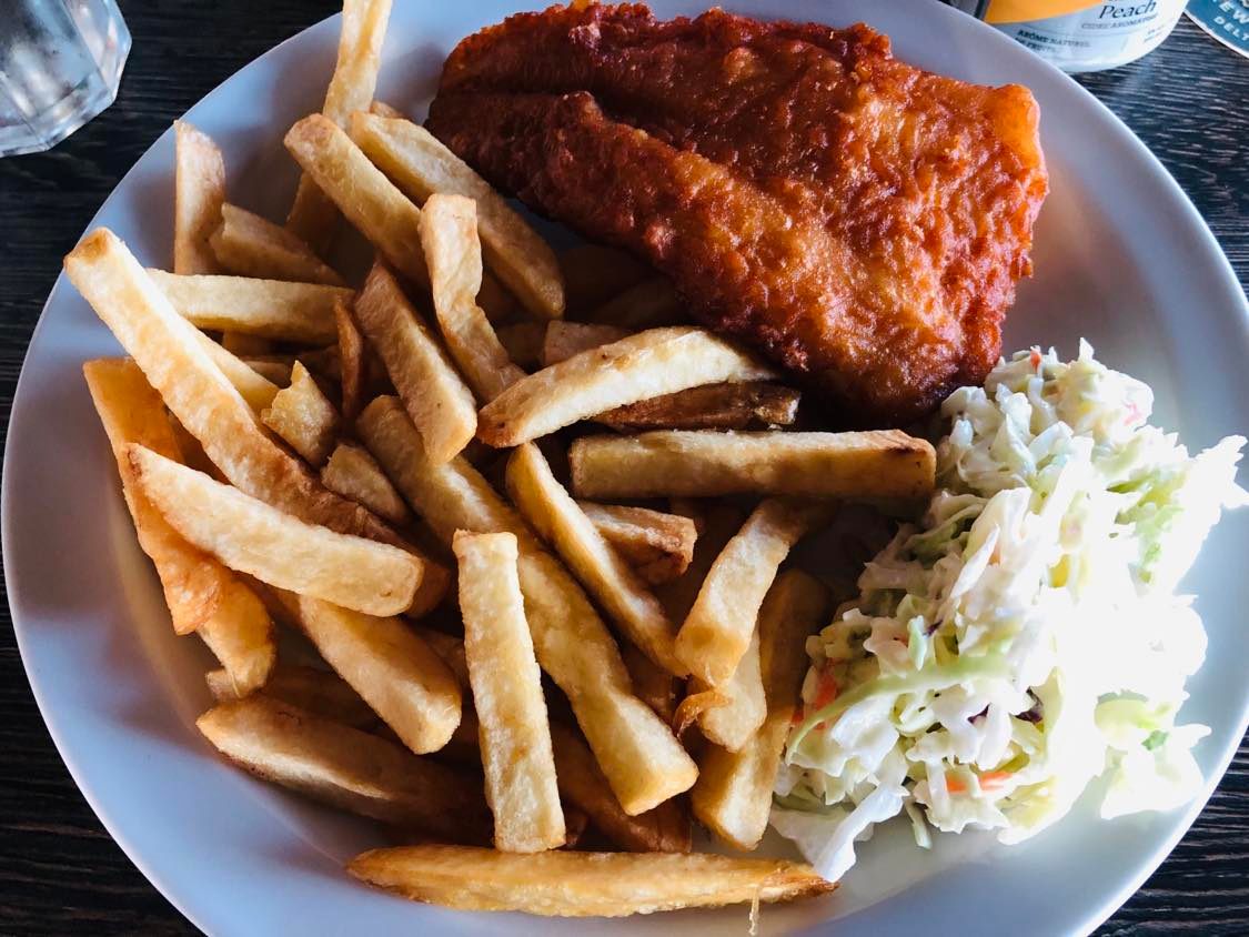 確認用　フィッシュ＆チップスバンの店員 発表！ 英国No.1のフィッシュ＆チップス店って？｜ELLE gourmet