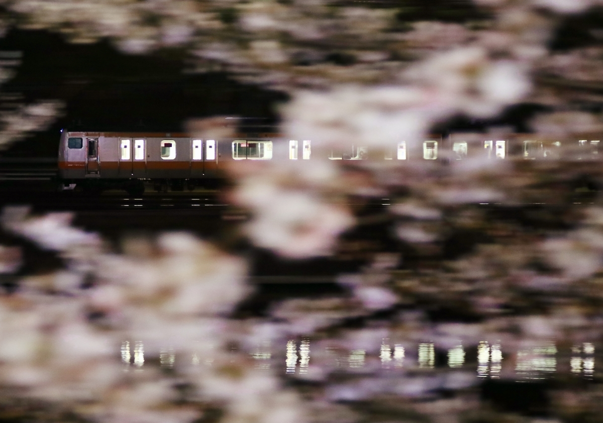中央線快速　夜桜　流し撮り