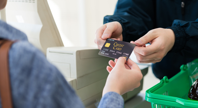 クレジットカードで払うメリットについて 現金でお金を払うのは損ですよ マネータイムズ