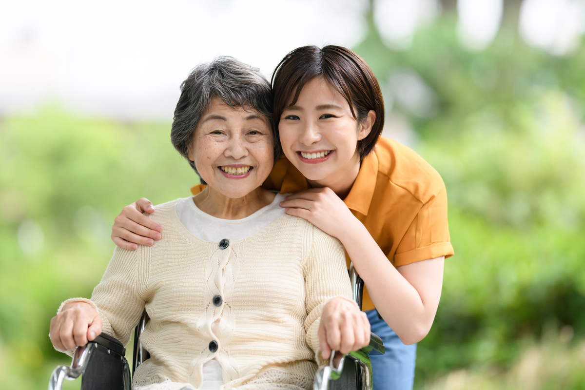 車いすの女性と介護職女性
