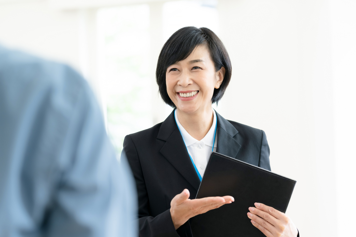 利用者にご挨拶するケアマネジャー