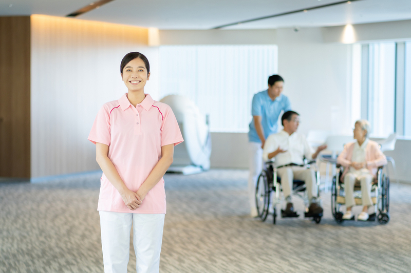 施設内に立つケアマネジャー