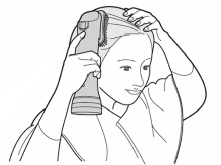 ミストを噴射しながらブラシで髪をとかす