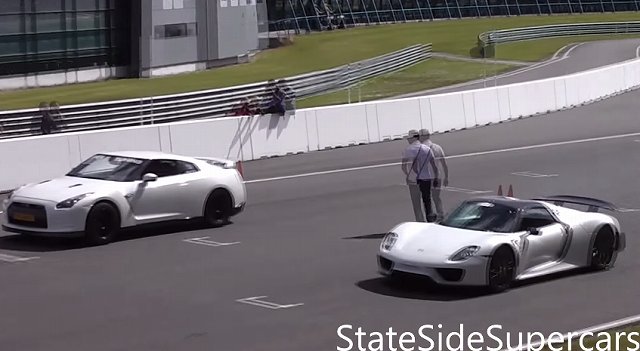 1325馬力日産GT-R vs ポルシェ 918スパイダー バトル動画 - 車