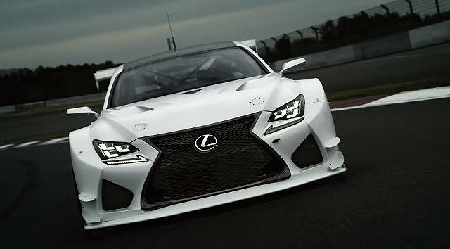 R34 GT-R」限定色がレクサス「RC F」と奇跡のマッチ！ 着地寸前