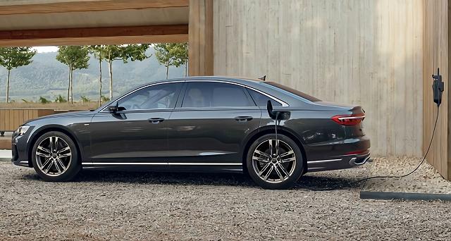 アウディ新型A8】PHEV!「60TFSI e quattro」2023年6月26日日本