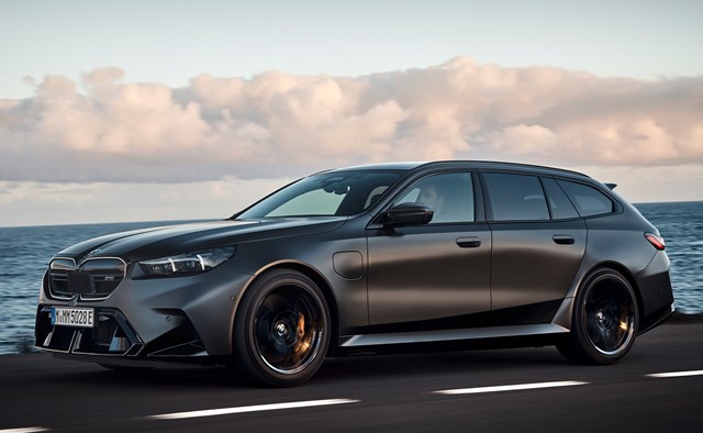 BMW新型M5ツーリング】「日本初導入!最高峰ワゴンはPHEV!」2024年12月