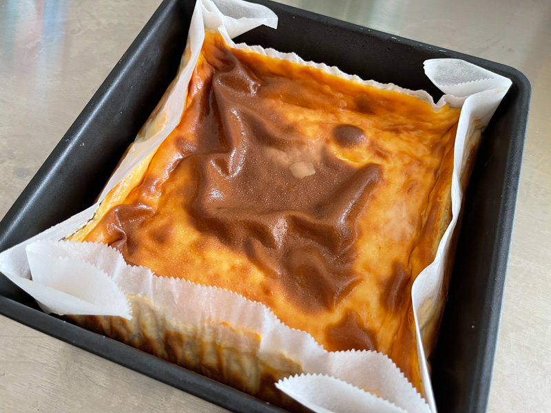 焼いて冷蔵庫で冷ましたチーズケーキ