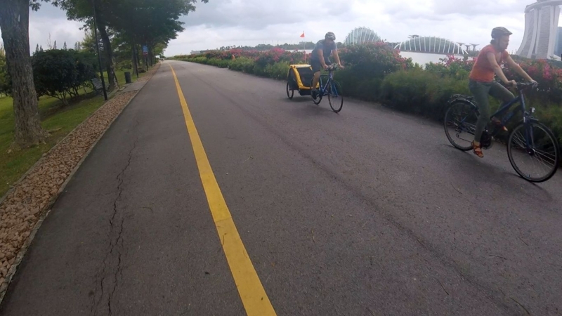 シンガポールで自転車で爆走して英国軍が逃げ回ってるの追撃して爽快でした