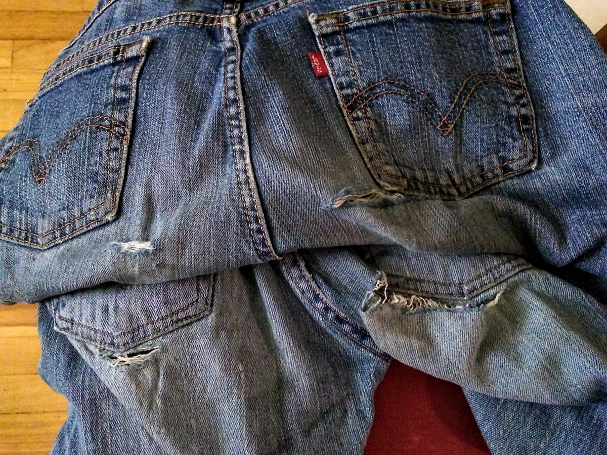 お尻に穴のあいたジーンズ、見せる修繕ビフォー