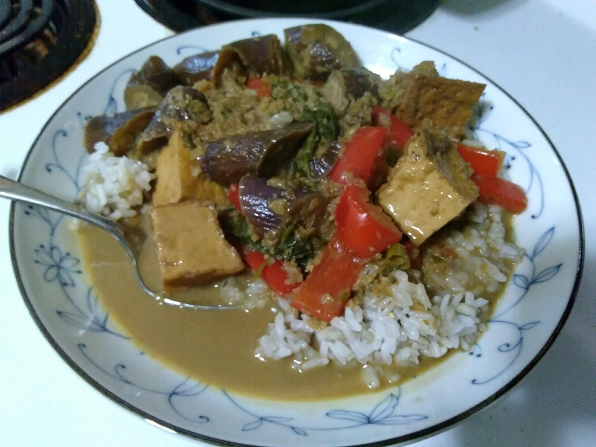 本格的に見えないタイカリー、汁が茶色いがグリーンカリー