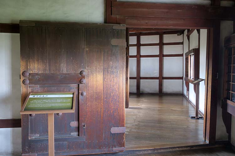 姫路城　廊下の大戸